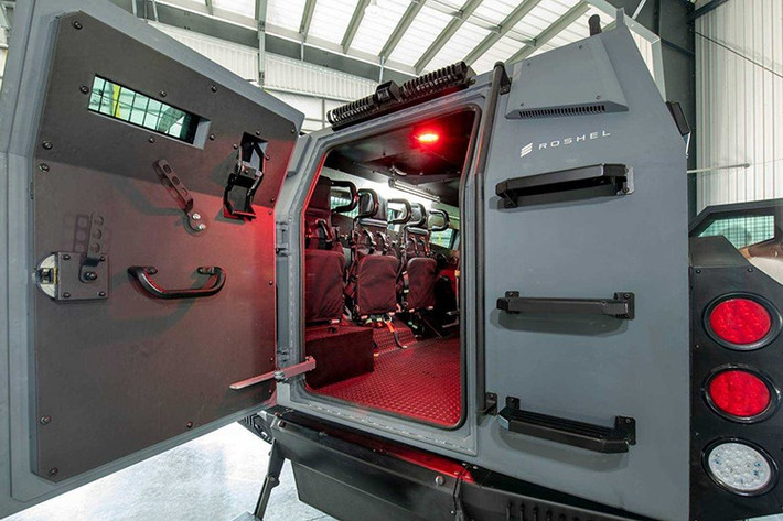 Nhờ kinh nghiệm lâu năm trong lĩnh vực chế tạo xe bọc thép, Roshel hiện là một trong số ít đơn vị có thể đáp ứng đầy đủ tiêu chuẩn kỹ thuật khắt khe mà ICE đưa ra, đồng thời đảm bảo tiến độ bàn giao chỉ trong 30 ngày sau khi ký hợp đồng.