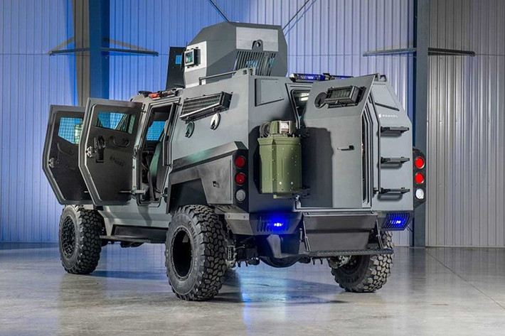 Mẫu xe SUV bọc thép chống đạn Roshel Senator này sở hữu kích thước 5,6 x 2,4 x 2,75 m, khoảng sáng gầm lên đến 400 mm nhờ bộ mâm 20 inch, cho phép di chuyển linh hoạt trong nhiều tình huống tác chiến.