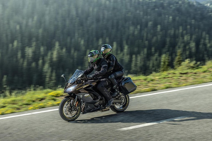 Xe có 4 chế độ lái trong đó 3 chế độ lập trình trước (Thể thao, Đường trường, Mưa) và 1 dành cho người lái tự cài đặt, có thể tùy chỉnh bằng cách lựa chọn cấp độ can thiệp của hệ thống kiểm soát lực kéo (1, 2, 3, tắt) và độ nhạy tay ga (F/L).