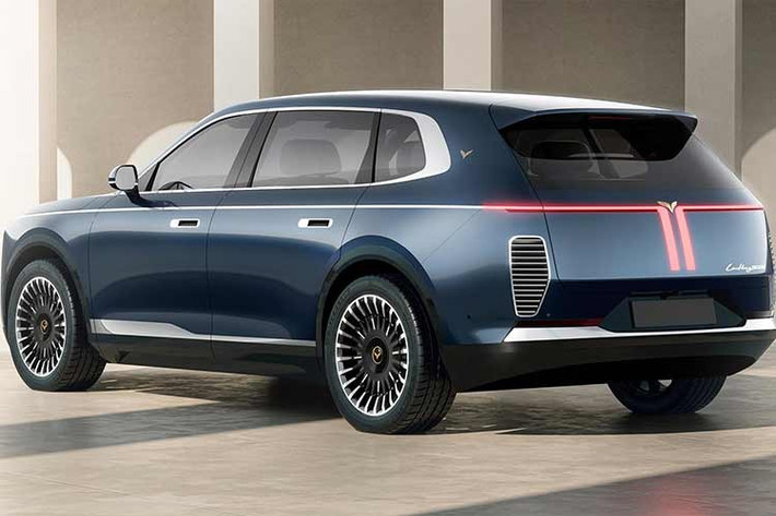 Thiết kế được tích hợp khéo léo và lặp lại có chủ ý trong từng chi tiết nội, ngoại thất nhằm tôn vinh tinh hoa văn hóa và niềm tự hào dân tộc. Đặc biệt, thương hiệu “Lạc Hồng” được chế tác theo phong cách thư pháp, với đường nét bay bổng trên hợp kim mạ vàng thật, tạo điểm nhấn vô cùng tinh xảo và sang trọng.