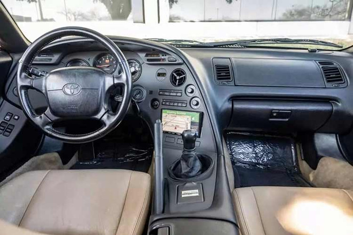 Chiếc xe trong bài đi kèm với báo cáo Carfax, cho thấy không có sự sai lệch nào về số km đã đi. Đại lý bán xe đã minh bạch về những khuyết điểm của chiếc Supra gần 30 năm tuổi này. Báo cáo Carfax cho thấy xe bị hư hỏng nhẹ ở phần trước sau một vụ tai nạn vào tháng 9 năm 2001.