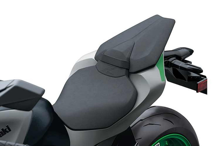 Ở phiên bản 2026, Z1100 SE sẽ được trang bị những trang bị mạnh mẽ đảm bảo khả năng điều khiển linh hoạt, vào cua dễ dàng: Phanh trước sử dụng loại phanh đĩa kép Brembo 310mm, cùng kẹp phanh 4 piston cho lực phanh mạnh mẽ. Phanh sau sử dụng loại đĩa đơn 260mm với kẹp phanh 1 piston.