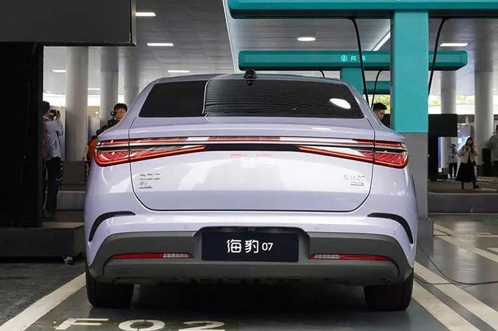 Trừ thay đổi lớn về pin, BYD Seal 07 EV gần như giữ nguyên thiết kế của phiên bản hybrid cắm sạc đang bán trên thị trường Trung Quốc. Xe cũng được áp dụng ngôn ngữ thiết kế Marine Aesthetics với ngoại hình tối giản và mượt mà. Xe sở hữu kích thước dài x rộng x cao lần lượt 4.995 x 1.910 x 1.495 mm và chiều dài cơ sở 2.900 mm. Với kích thước này, xe được định vị là đối thủ trực tiếp của Xiaomi SU7.