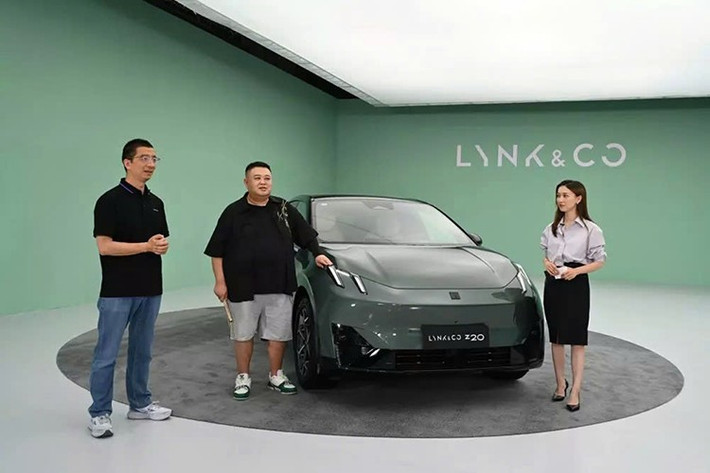 Lynk &amp; Co đã mở rộng dòng xe điện Z20 với 2 phiên bản mới có giá phải chăng hơn, đi kèm thông số kỹ thuật được tinh chỉnh cho phù hợp. Theo thông báo vào ngày 22/7/2025 vừa qua, hai phiên bản này có thêm màu sơn mới mang tên Xanh Fiji và được điều chỉnh về dung lượng pin cũng như công suất động cơ nhằm hạ giá thành, tăng sức cạnh tranh.