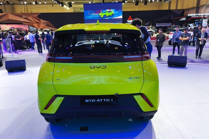 Hệ truyền động sử dụng mô-tơ điện gắn phía trước, cho công suất 75 PS (74 mã lực hoặc 55 kW) và mô-men xoắn 135 Nm, giúp xe tăng tốc từ 0–50 km/h trong 4,9 giây, tốc độ tối đa đạt 130 km/h. Đây là mẫu xe điện rẻ nhất của BYD tại Indonesia, rẻ hơn đáng kể so với mẫu BYD Dolphin có giá từ 369 triệu Rupiah (khoảng 588 triệu đồng) đến 429 triệu Rupiah (khoảng 684 triệu đồng).