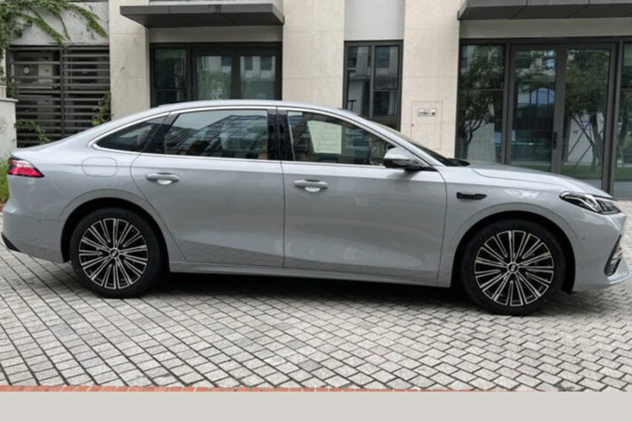 Được định vị giữa hai người anh em L6 và Starshine 8 trong danh mục xe sedan hạng D của thương hiệu này, Geely Galaxy A7 sở hữu kích thước dài x rộng x cao lần lượt 4.918 x 1.905 x 1.495 mm cùng chiều dài cơ sở 2.845 mm.