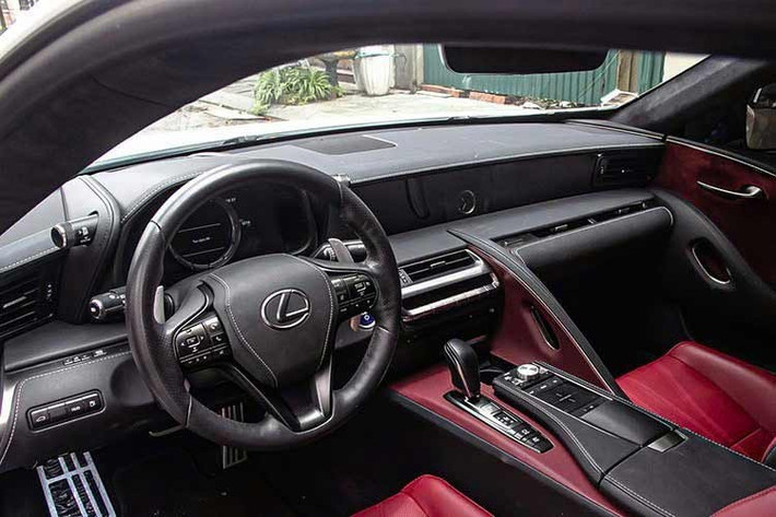 Bên trong nội thất sau nhiều năm lăn bánh, tình trạng chiếc Lexus LC 500h này vẫn ở mức ổn. Chất liệu da màu đỏ xen kẽ các mảng màu đen chưa có nhiều vết nhăn hoặc xuống cấp, vẫn giữ được độ căng. Đặc biệt hàng ghế sau có thể do không được sử dụng nhiều nên không thua kém xe xuất xưởng.
