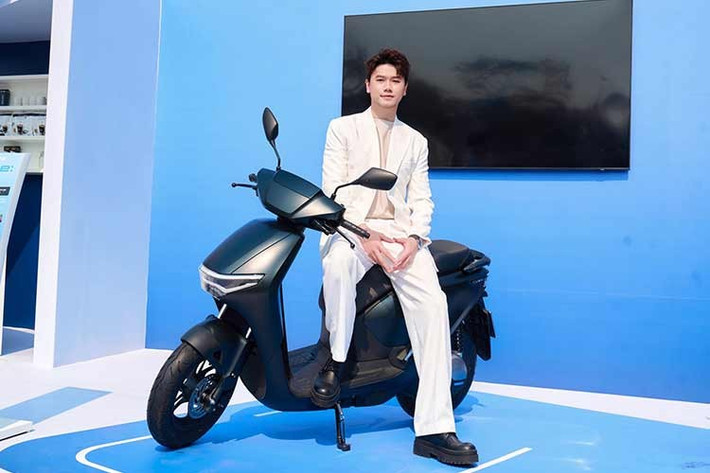 Mẫu xe máy điện này được tích hợp ba chế độ lái gồm Eco (Tiết kiệm), Standard (Tiêu chuẩn) và Sport (Thể thao), cho phép người dùng tùy chỉnh theo từng nhu cầu sử dụng khác nhau. Tính năng hỗ trợ lùi giúp việc dắt và đỗ xe thuận tiện hơn. Hệ thống Smartkey hiện đại tích hợp định vị và mở khóa thông minh, giúp thao tác nhanh và an tâm hơn khi sử dụng.