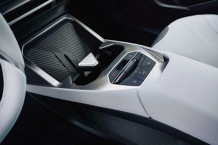 Điều đáng chú ý là BMW không cố biến iX3 thành “smartphone có bánh xe”, mà vẫn giữ triết lý tập trung vào trải nghiệm lái. Các tính năng giải trí được bố trí hợp lý, tránh gây xao nhãng khi xe đang vận hành.