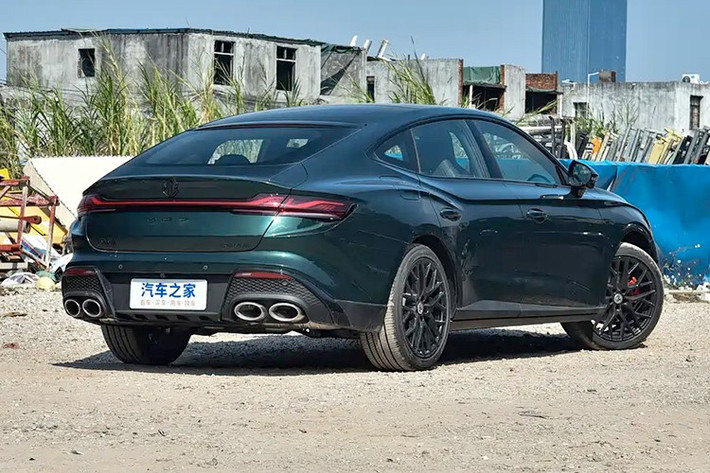 MG7 2026 tại thị trường Trung Quốc được phân phối với 4 phiên bản và giá bán từ 116.900-154.900 Nhân dân tệ (khoảng 409-542 triệu đồng). Tại Việt Nam, phiên bản cũ của mẫu sedan hạng D này hiện đang được phân phối chính hãng với 3 bản trang bị và giá bán từ 738 triệu đến 1,018 tỷ đồng. Trong đó, chỉ phiên bản cao cấp nhất là có các tính năng an toàn chủ động ADAS.