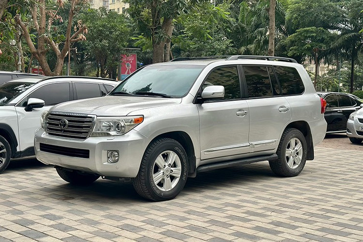 Trang bị an toàn là điểm mạnh của Land Cruiser với thân xe sử dụng nhiều thép cường lực, hệ thống an toàn STAR gồm ABS đa địa hình, EBD, BA, VSC và A-TRAC. Xe có tổng cộng 10 túi khí tiêu chuẩn, hệ thống tiền va chạm, cảnh báo áp suất lốp, cảm biến đỗ xe trước và sau. Bên cạnh đó, Land Cruiser còn được trang bị hệ thống Safety Connect...