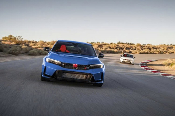 Tại thị trường Việt Nam, Honda Civic Type R có giá niêm yết lên đến 2,999 tỷ đồng. Giữa thời điểm xe điện và hộp số tự động đang dần thống trị thị trường, Civic Type R số sàn thể thao vẫn luôn nổi bật như một biểu tượng dành cho những người vẫn trân quý cảm giác lái thuần cơ khí.