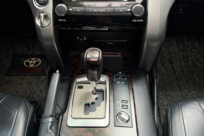 Về giải trí, xe sở hữu hệ thống âm thanh cao cấp JBL với 14 loa, màn hình cảm ứng 8 inch tích hợp dẫn đường HDD, hỗ trợ Bluetooth, USB, radio vệ tinh và nền tảng Entune, cho phép truy cập nhiều dịch vụ thông tin và giải trí trực tuyến.