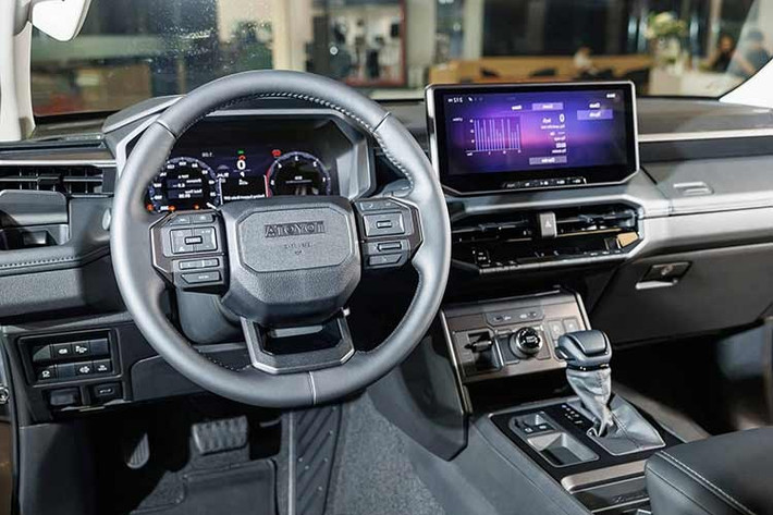 Xe cũng được bổ sung bậc lên xuống phía sau, cải thiện khả năng tiếp cận thùng xe, cùng tính năng hỗ trợ đóng/mở cửa thùng bằng điện trên các phiên bản cao. Bước vào cabin, người dùng sẽ choáng ngợp trước không gian nội thất mang hơi thở của dòng Land Cruiser huyền thoại.