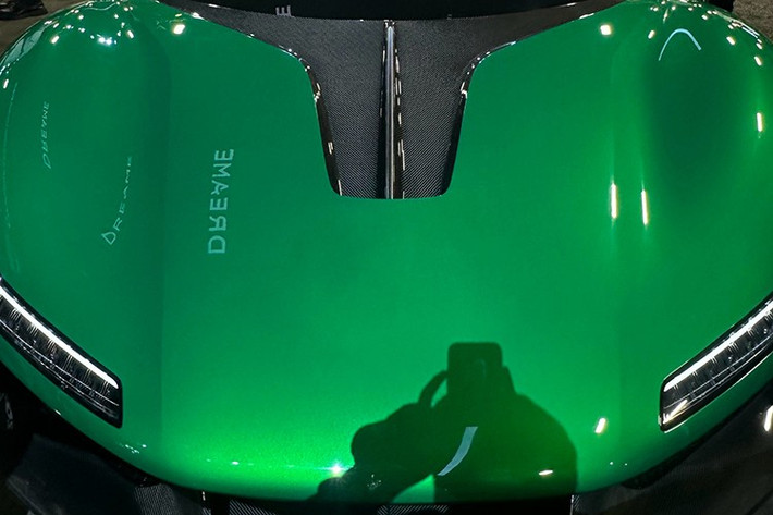 Ngoài ra, mẫu siêu xe điện của hãng máy hút bụi Trung Quốc này còn sở hữu màu sơn ngoại thất xanh lá, nắp ca-pô dốc, cụm đèn pha hình chữ L, mâm 6 chấu và cùm phanh màu vàng. Các cột trụ phía trước cũng được làm từ sợi carbon.