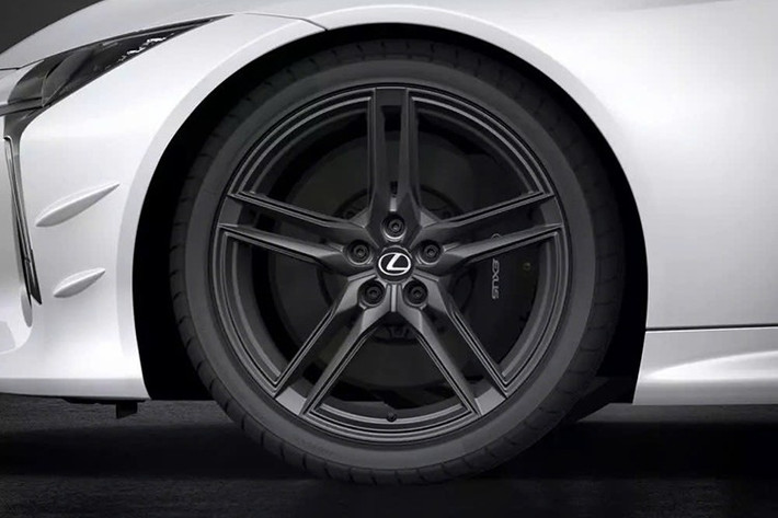 Tùy chọn Bespoke Build có giá 1.900 đô la cho phiên bản 2026, cho phép khách hàng tùy chỉnh sự kết hợp độc đáo giữa kiểu dáng và hiệu suất. Mỗi chiếc Bespoke Build đều được tặng kèm giấy chứng nhận xác thực làm từ giấy washi Nhật Bản, càng làm tăng thêm giá trị của hợp đồng với con dấu và chữ ký của kỹ sư trưởng LC Yasushi Muto.