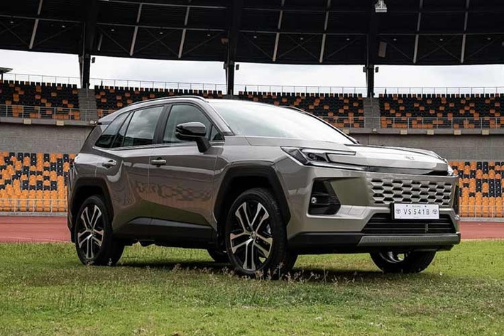 Kích thước tổng thể của xe cũng được tối ưu cho nhu cầu sử dụng đa dụng, với chiều dài 4.620 mm, rộng 1.880 mm và cao 1.745 mm, đi kèm khoảng sáng gầm 201 mm. Những thông số này giúp RAV4 cân bằng tốt giữa khả năng vận hành linh hoạt trong đô thị và sự tự tin khi di chuyển trên các cung đường phức tạp.