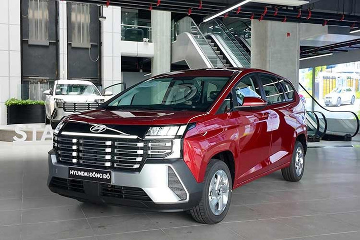 Thay vì duy trì phong cách bo tròn, có phần "mềm mại" thuần dáng MPV như phiên bản hiện tại, mẫu xe Hyundai Stargazer 2026 mới sở hữu những đường nét vuông vức, hiện đại và cứng cáp hơn hẳn. Sự thay đổi này mang đến vẻ ngoài mạnh mẽ, tiệm cận với phong cách của một chiếc SUV thực thụ nhưng vẫn đảm bảo được tính thực dụng và không gian rộng rãi đặc trưng của dòng xe MPV.