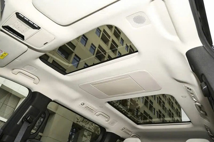 Nội thất của xe sở hữu cấu hình ghế ngồi 2+2+3. Trong đó, ghế trước có sưởi, thông gió, nhớ vị trí và massage. Ở hàng ghế giữa là 2 ghế thương gia có bệ đỡ bắp chân, bàn gập, thông gió và loa tích hợp ở tựa đầu. Hàng thứ ba có thể gập điện và chỉnh nhiều góc ngả. Dung tích khoang hành lý tiêu chuẩn đạt 470 lít, có thể mở rộng lên 2.036 lít khi gập phẳng các hàng ghế.