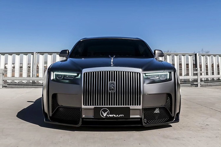 Các vè chắn bùn trước và sau tạo nên kiểu dáng xe chiếm trọn cả làn đường. Venuum Black cũng đi kèm với bộ chia gió cho cản sau, các khe hút gió cho chắn bùn trước, cánh gió trên nắp cốp sau và cánh gió trên nóc xe để cải thiện luồng khí.