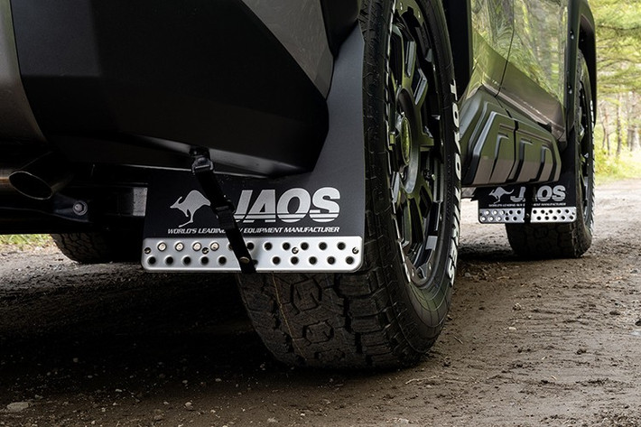 Không dừng lại ở đó, các chi tiết ốp tay nắm cửa và nắp bình xăng kiểu vân carbon giúp tăng thêm nét mạnh mẽ, cá tính cho tổng thể thiết kế. Từ góc nhìn phía sau, chiếc RAV4 độ tiếp tục gây ấn tượng với các tấm ốp bảo vệ cản và cửa sau, cùng khay hành lý chống nước – yếu tố cần thiết cho những chuyến đi xa.