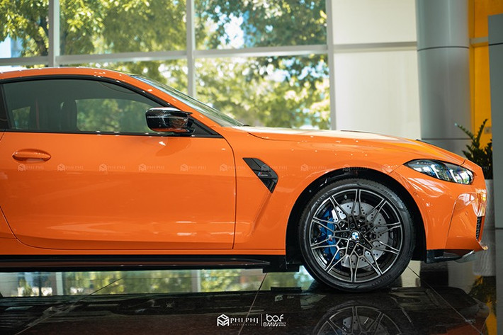 Chiếc xe thể thao hiệu năng cao BMW M4 Competition 2024 chính hãng này có giá đến 7 tỷ đồng, do chủ nhân chọn thêm đồ chơi tầm 1,4 tỷ đồng cho xe, trong khi giá xe BMW m4 chỉ từ 5,6 tỷ đồng.