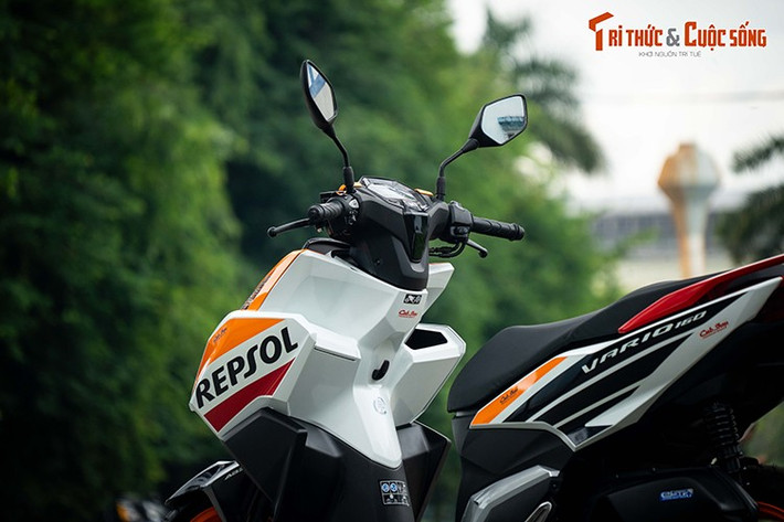 Điểm nhấn nổi bật của xe là bộ tem ba tông màu cam - trắng - đỏ, tái hiện màu sắc đặc trưng của các mẫu siêu môtô Repsol. Ngoài bộ tem xe nổi bật, Honda Vario 160 Repsol giữ nguyên cấu hình trang bị như bản tiêu chuẩn.