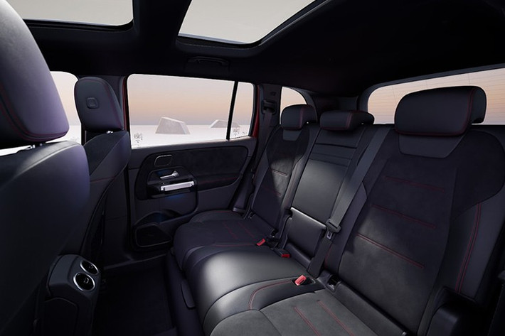 EQB 250+ FL tiếp tục được sản xuất tại các nhà máy đạt trung hòa carbon của Mercedes-Benz tại Đức và Hungary. Đặc biệt, pin xe được sản xuất theo quy trình trung hòa carbon, giúp giảm khoảng 30% lượng khí thải trong quá trình sản xuất. Đây là minh chứng cho nỗ lực của Mercedes-Benz trong việc hướng tới tương lai giao thông xanh, bền vững.