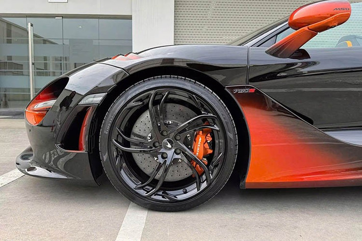 Các nghệ nhân của MSO đã dành hơn 260 giờ chế tác thủ công, tạo hiệu ứng chuyển sắc mờ dần tinh tế – đặc biệt nổi bật khi quan sát ở cự ly gần – biến chiếc xe thành một tác phẩm nghệ thuật đang lướt đi trong gió.