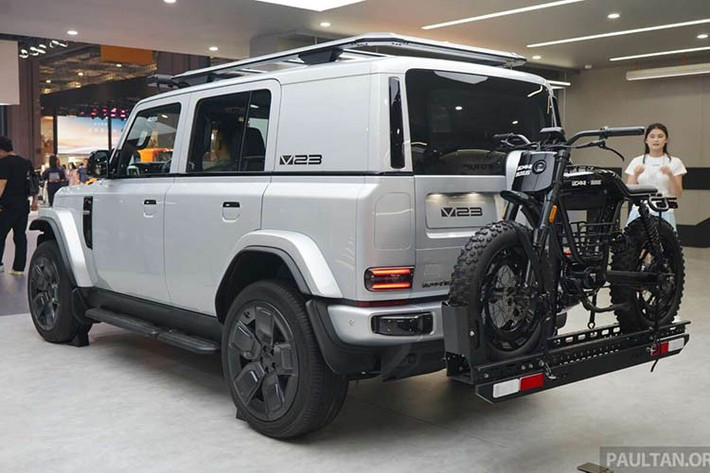 Theo đó, iCaur V23 được phân phối với hai biến thể chính: 2WD (dẫn động cầu sau) và iWD (dẫn động bốn bánh), cùng mức giá lần lượt là 119.800 ringgit và 132.800 ringgit (tương đương khoảng 680 - 755 triệu đồng).