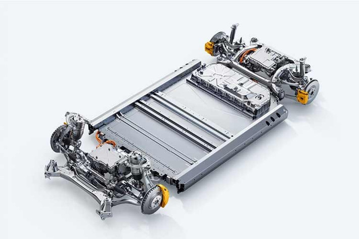 Phiên bản Max mới đạt công suất tối đa 680 mã lực thay vì mức 664 mã lực cũ. Những thay đổi khác liên quan đến hệ truyền động gồm hệ thống treo khí nén hai buồng với công nghệ kiểm soát giảm chấn liên tục (CDC) được trang bị cho cả bản Pro và Max. Trước đây, hệ thống này chỉ có trên Max.