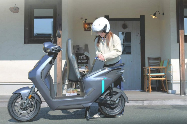 về ngoại hình Yamaha JOG E 2025 sở hữu tổng thể nhỏ gọn, gây ấn tượng với cụm đèn pha lục giác được gắn trên đầu xe, kèm đèn xi nhan tách hai bên rất gọn gàng. Thiết kế này giúp ánh sáng của đèn pha hướng theo hướng lái, tạo sự tiện lợi và an toàn cho người điều khiển.