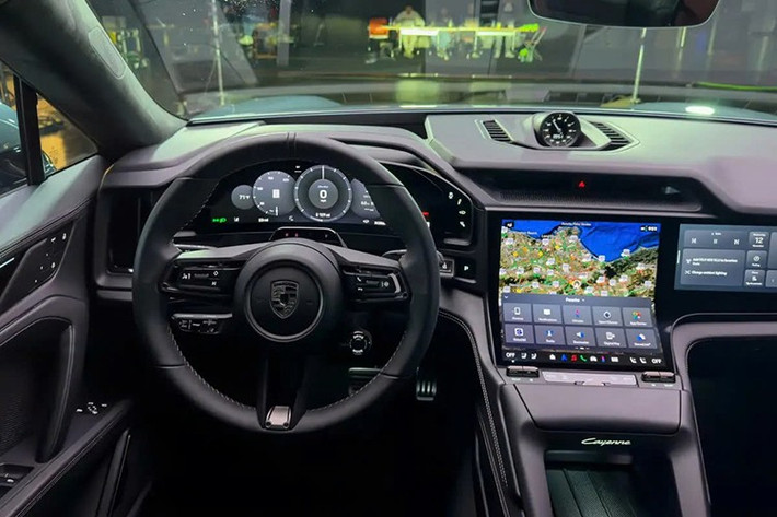 Bước vào khoang lái, người dùng sẽ choáng ngợp bởi không gian kỹ thuật số với màn hình cong trải dài. Ngoài cụm đồng hồ và màn hình giải trí trung tâm OLED, xe còn cung cấp tùy chọn màn hình phụ 14,9 inch cho ghế phụ.
