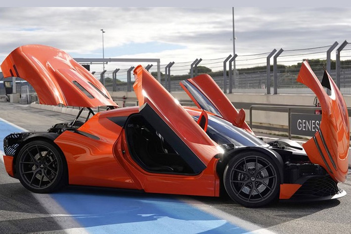 Magma GT còn có khe gió chắn bùn trước và hông sau cơ bắp. Chúng được kết hợp với bánh xe nhẹ, nằm phía sau là hệ thống phanh hiệu suất cao. Phần đuôi xe nổi bật với cản sau thông gió, dải đèn chiếu sáng toàn phần và logo Genesis phát sáng.