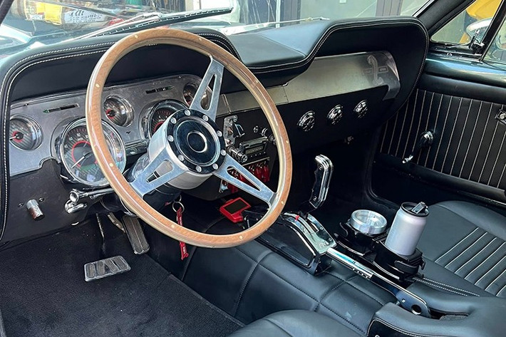 Bên trong xe cũng có chút thay đổi nhẹ với vô-lăng ốp gỗ GT350 và thêm dây đai an toàn Scott Drake Race. Xe hiện tại không có nhiều thay đổi, chỉ nhẹ nhàng với nội thất bọc da mới và kèm theo món đồ chơi là hộc đựng bình cà phê và gạt tàn xì gà cho chủ xe sử dụng.