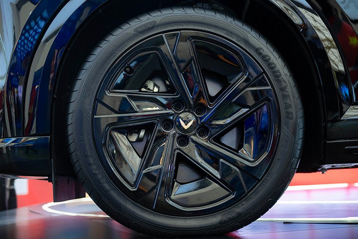 Ở phía sau, dòng chữ "Lạc Hồng 900 LX" và logo vàng đặt trên cốp, đi kèm cụm đèn hậu LED với dải đèn định vị trải dài toàn chiều rộng. Hai khe gió giả hai bên được tạo hình nan song song đồng bộ với thiết kế mặt trước, mâm xe 5 chấu sơn đen cùng logo chữ V cách điệu màu vàng mang đến sự liền mạch tổng thể.