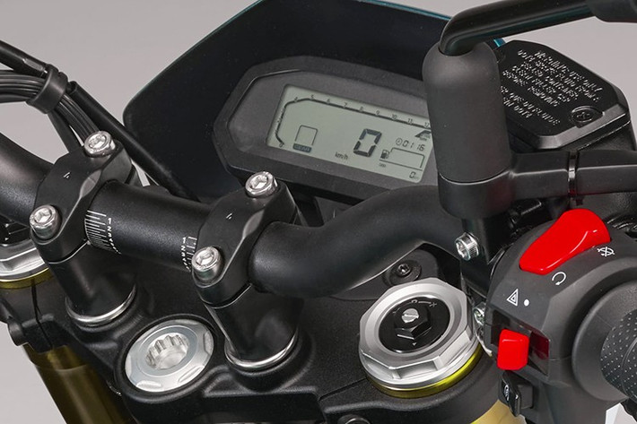 Benelli BKX 125 sở hữu cụm đồng hồ dạng kỹ thuật số đơn sắc dễ quan sát, Bình xăng dung tích 12 lít cho phép di chuyển dài hơn mà không phải tiếp nhiên liệu thường xuyên. Xe sử dụng khung sườn trellis bằng thép, kết hợp phuộc trước 41mm có thể điều chỉnh hoàn toàn tải trước, nén và hồi.