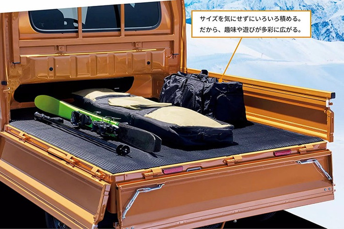 Một điểm nhấn nổi bật trong dòng sản phẩm là Suzuki Carry 2026 phiên bản đặc biệt X Limited của Super Carry. Phiên bản này thay thế logo thông thường bằng dòng chữ Suzuki nổi bật và bổ sung các chi tiết màu đen bóng trên lưới tản nhiệt, cửa hút gió cản trước và viền đèn sương mù.