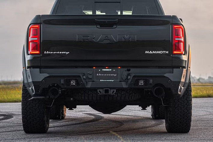 Thiết kế cản trước mới của Mammoth trang bị hàng loạt đèn chiếu sáng, gồm: thanh đèn 812,8 mm (32 inch) gắn trên cản, hai đèn tròn 127 mm (5 inch) bổ sung, và hai đèn góc cản 76,2 mm (3 inch). Hennessey cho biết công nghệ cảm biến đỗ xe nguyên bản vẫn hoạt động.