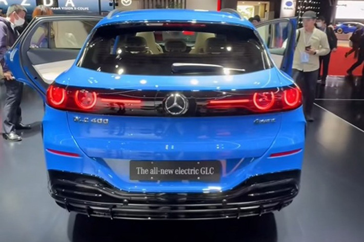 Khối pin 94 kWh giúp xe đạt tầm hoạt động tối đa 713 km/lần sạc, một trong những con số ấn tượng nhất phân khúc SUV điện hạng sang. Nhờ kiến trúc điện 800V, xe hỗ trợ sạc nhanh công suất 320-330 kW, cho phép nạp 10-80% pin chỉ trong 22 phút.