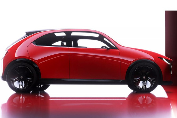 Về ngoại hình, mẫu xe điện Vision-X Compact có ngoại hình giống như một phiên bản thu nhỏ của Mazda2. Xe sở hữu lưới tản nhiệt kín, kết hợp với dải LED hình nanh cùng logo Mazda phát sáng.