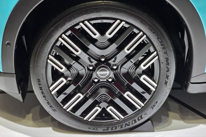 Về thiết kế, LEAF chuyển từ phong cách hatchback sang SUV/crossover với ngôn ngữ tạo hình lấy cảm hứng từ kiếm Nhật Katana và đèn hậu dạng 3D hologram mang phong cách "Digital Zen".