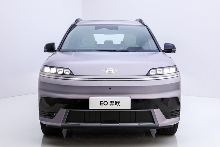 Bên trong SUV điện Hyundai Elexio 2026 là một không gian công nghệ tiên tiến. Màn hình siêu mỏng 4K 27 inch, chạy chip Snapdragon 8295 của Qualcomm, chiếm trọn bảng điều khiển, hai bên là màn hình hiển thị thông tin trên kính chắn gió “Cyber Eye” với tỷ lệ tương phản 30.000:1 một con số nghe như âm thanh từ màn hình chơi game hơn là từ xe hơi.