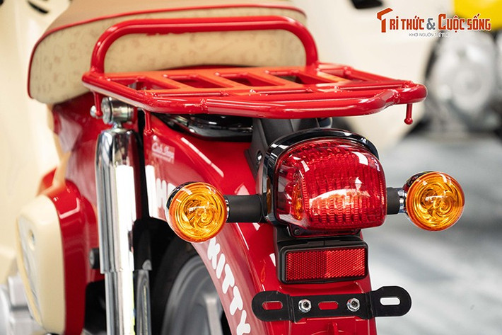 Về ngoại hình, xe vẫn sở hữu thiết kế cổ điển đặc trưng không thể nhầm lẫn của dòng xe máy huyền thoại Honda Super Cub, tuy nhiên Honda Super Cub 50 Hello Kitty và Honda Super Cub 110 Hello Kitty đều được thay đổi về cách phối màu theo hình tượng nhân vật Hello Kitty, đồng thời điều chỉnh thiết kế một số chi tiết và cập nhật công nghệ mới.