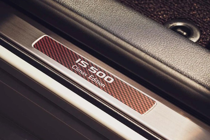 Đi kèm là hệ thống phanh hiệu năng cao Brembo, bao gồm cùm phanh 6 piston sơn đỏ và đĩa phanh trước đường kính 380 mm, mang đến hiệu suất phanh tối ưu cho một mẫu sedan thể thao.