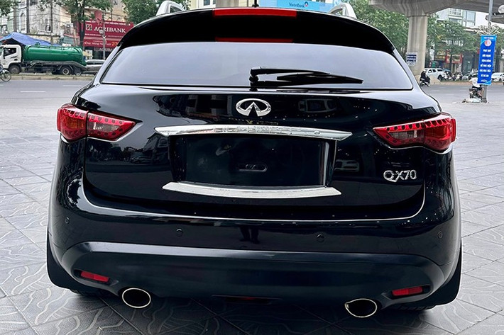 Tuy nhiên thưo quan sát, bên trong nội thất của Infiniti QX70 đời 2015 phần da ghế ngồi xuất hiện nếp nhăn – điều dễ hiểu với xe đã qua sử dụng. Xe được bổ sung bậc điện thò thụt, còn lại phần lớn vẫn giữ nguyên bản.