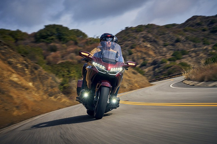 Honda Gold Wing 2025 sẽ chính thức mở bán tại Việt Nam từ ngày 7/6/2025 thông qua hệ thống cửa hàng Honda DreamWing, đi kèm chế độ bảo hành 2 năm không giới hạn kilomet. Mức giá bán lẻ đề xuất là 1.231.500.000 đồng (đã bao gồm VAT) cho cả hai tùy chọn màu sắc.