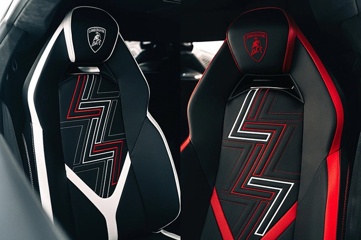 Nội thất xe thể hiện sự tương phản rõ rệt với tông trắng/đỏ, ghế lái được thực hiện các hoạ tiết tông màu đỏ và ghế phụ là màu trắng với các họa tiết monogram Ad Personam "L" hiện đại.