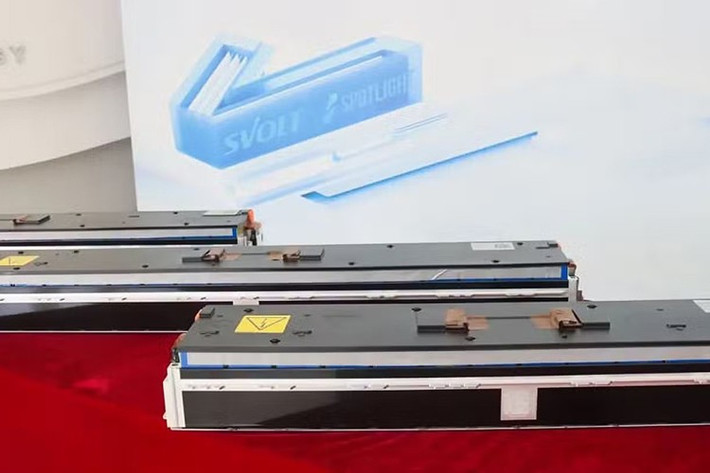 Xe trang bị động cơ đơn phía trước, công suất 163 mã lực, momen xoắn 250Nm. Khả năng tăng tốc từ 0–50km/h trong 3 giây, phù hợp với đặc trưng linh hoạt của một mẫu EV cỡ nhỏ đô thị.