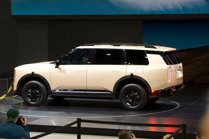 Lấy cảm hứng từ thị trấn Telluride – nơi hoang dã và đầy chất phiêu lưu tại Colorado, Kia mang đến diện mạo mới cho mẫu SUV ăn khách. Phần đầu xe nổi bật với nắp ca-pô vuông vức, lưới tản nhiệt bóng bẩy kết hợp đèn LED đặt dọc hai bên, mang đến ánh nhìn hiện đại và sắc sảo. Họa tiết lưới tản nhiệt và dải đèn định vị mới thể hiện rõ định hướng tương lai trong thiết kế của Kia.